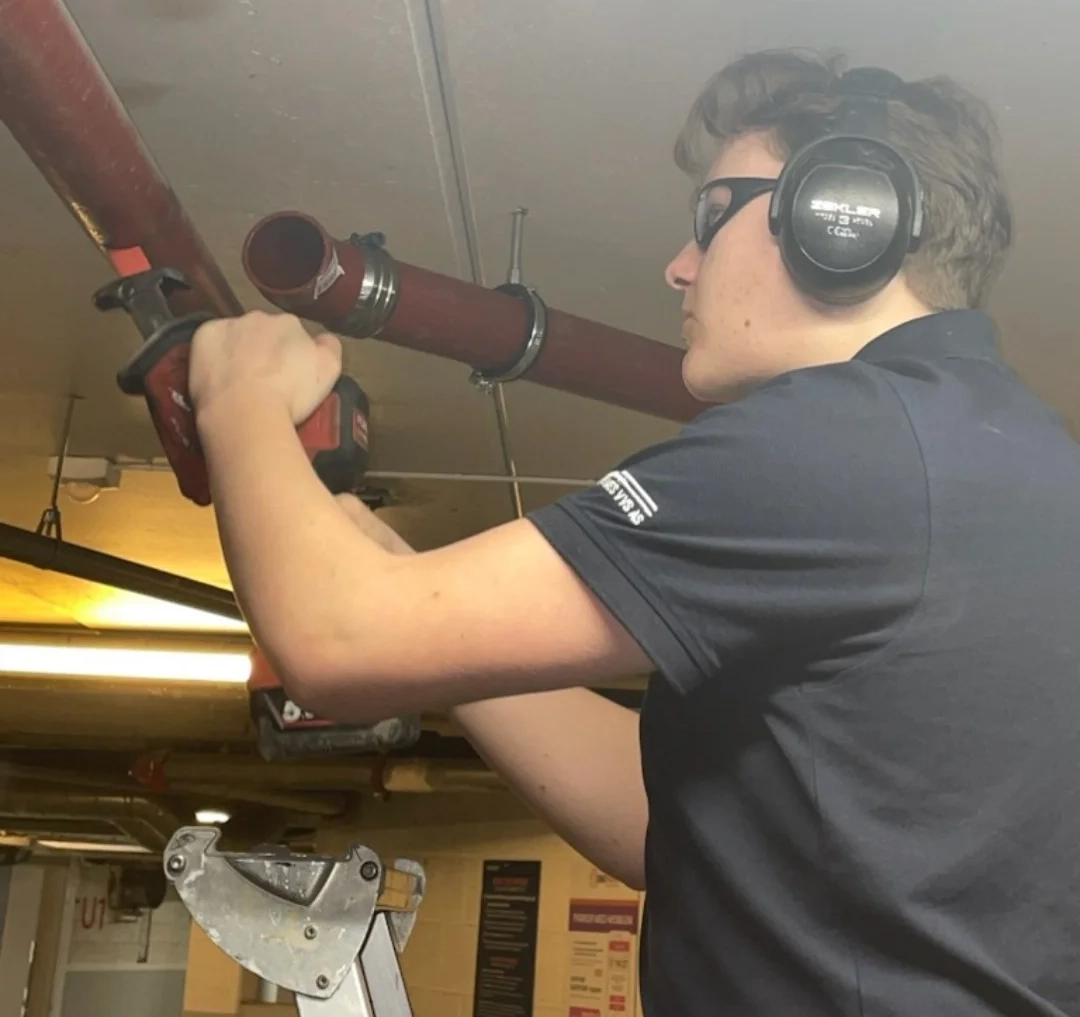 Lærling Dennis Saga-Olsen på serviceoppdrag.